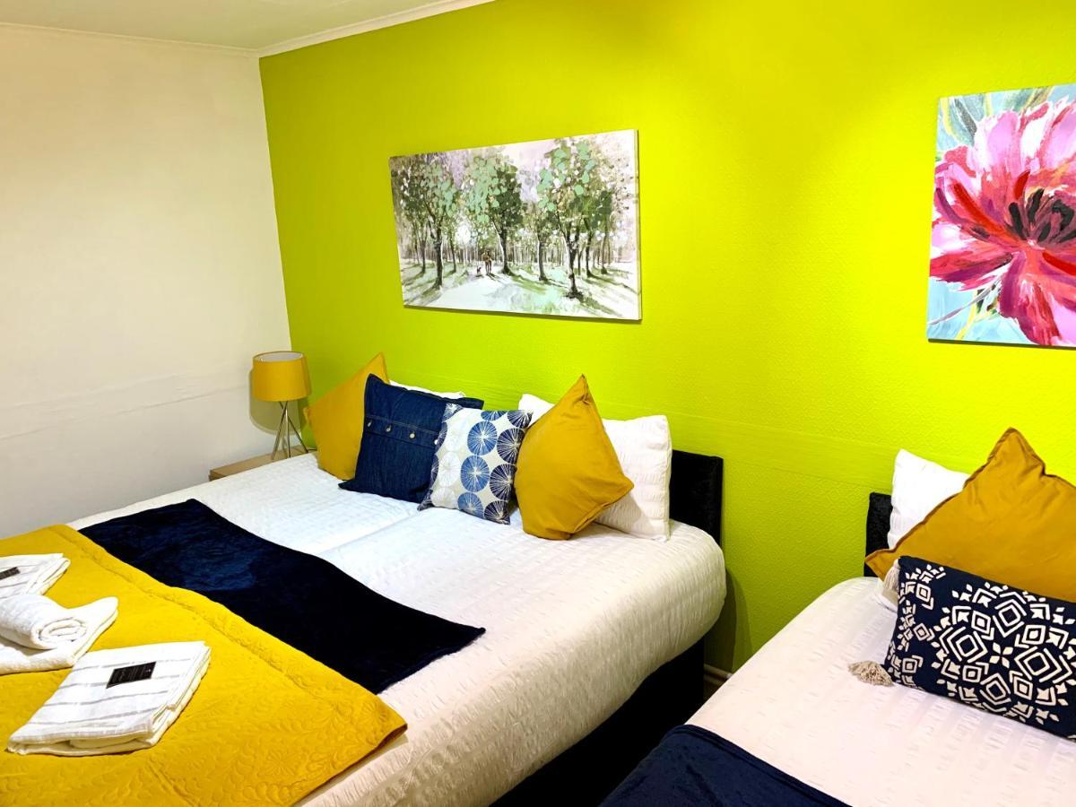 Excel 2 Bedrooms, Reception, Spacious Londra