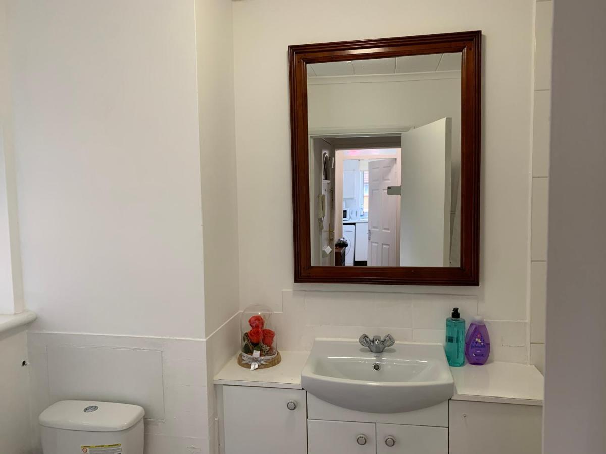 Excel 2 Bedrooms, Reception, Spacious Appartamento *