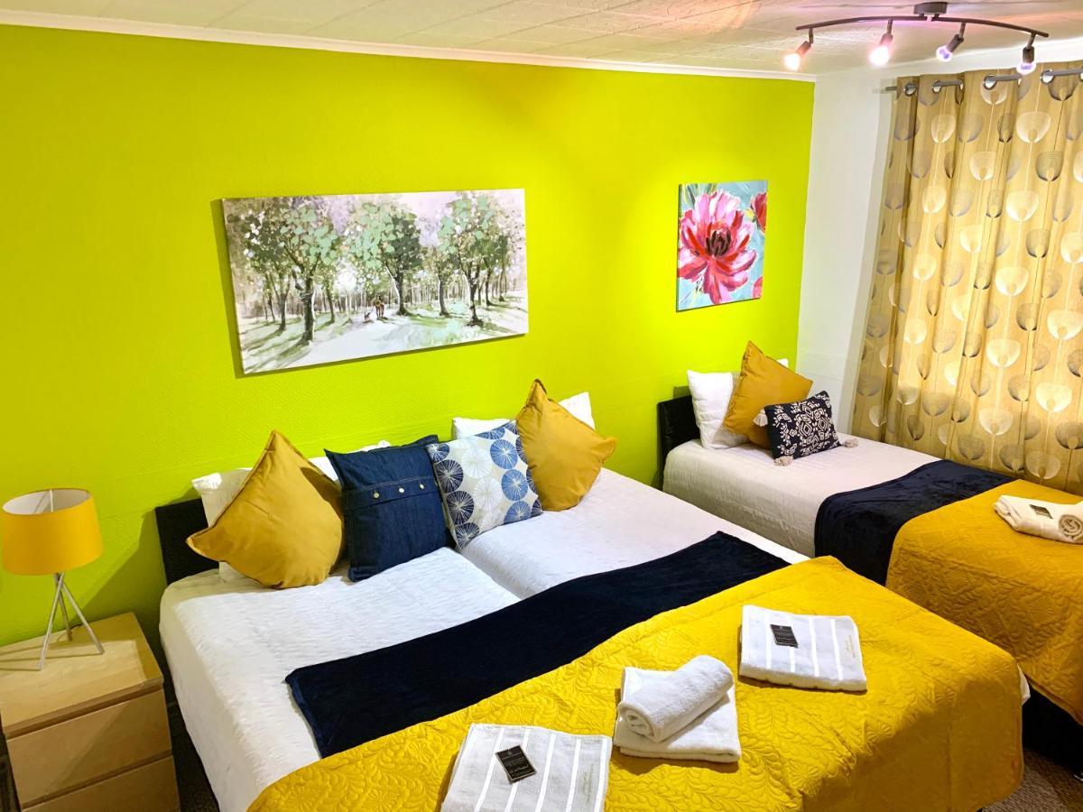 Excel 2 Bedrooms, Reception, Spacious Londra