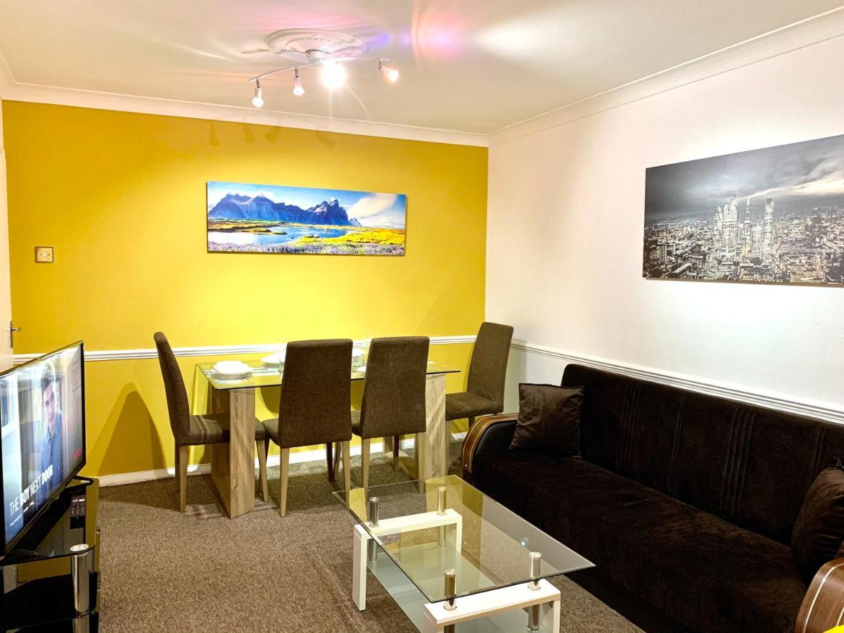 Excel 2 Bedrooms, Reception, Spacious Londra